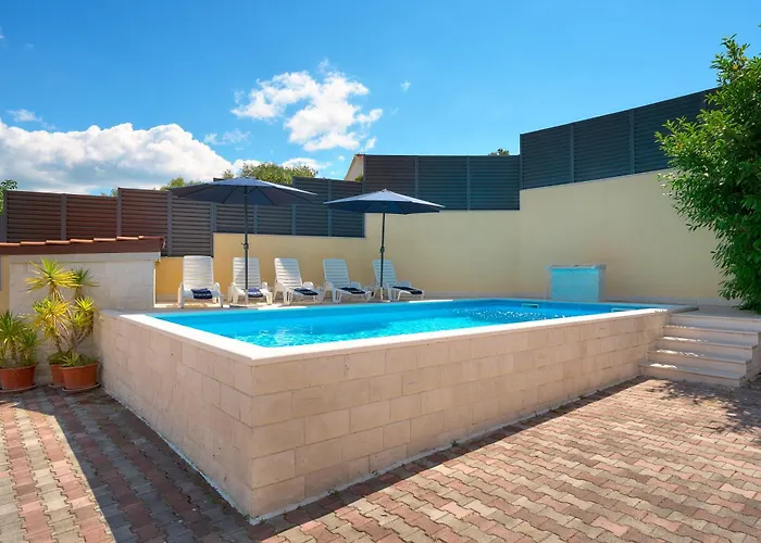 Alisa Вілла Трогір